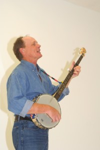 Mark Hellman plays musician Pete Seeger in The Incompleat Folksinger (photo by Mike Kurgansky).